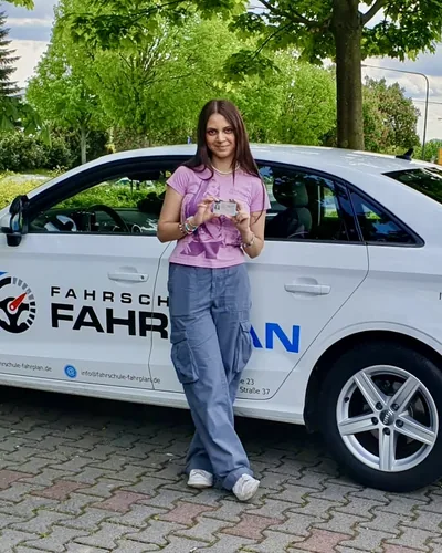 क्लास Fahrschule FAHRPLAN या Frankfurt का वह प्रशिक्षार्थी चालक जिसने अपना ड्राइविंग टेस्ट पास कर लिया है।