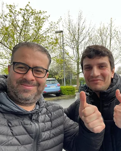 क्लास Fahrschule FAHRPLAN या Frankfurt का वह प्रशिक्षार्थी चालक जिसने अपना ड्राइविंग टेस्ट पास कर लिया है।