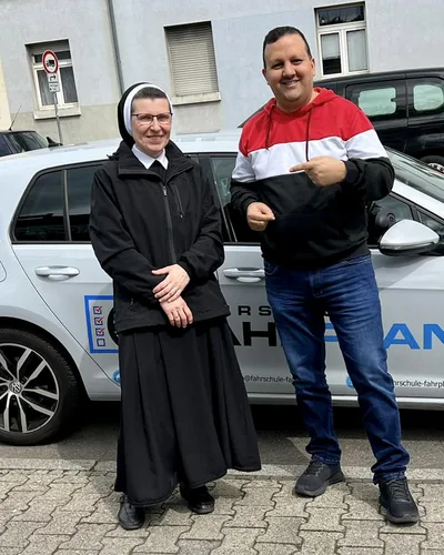 क्लास Fahrschule FAHRPLAN या Frankfurt का वह प्रशिक्षार्थी चालक जिसने अपना ड्राइविंग टेस्ट पास कर लिया है।