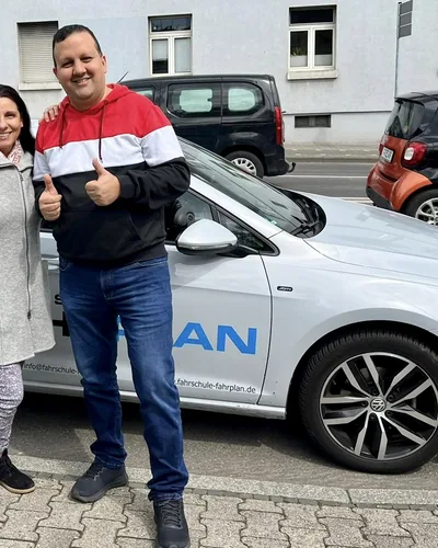 क्लास Fahrschule FAHRPLAN या Frankfurt का वह प्रशिक्षार्थी चालक जिसने अपना ड्राइविंग टेस्ट पास कर लिया है।