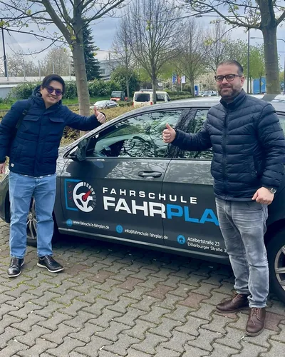 क्लास Fahrschule FAHRPLAN या Frankfurt का वह प्रशिक्षार्थी चालक जिसने अपना ड्राइविंग टेस्ट पास कर लिया है।