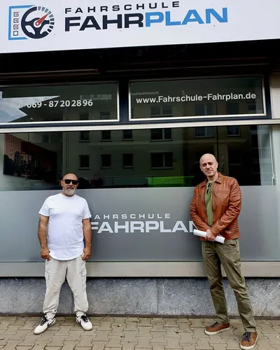 Fahrschülerin bzw. Fahrschüler der Fahrschule FAHRPLAN Frankfurt mit dem frisch bestandenen Führerschein