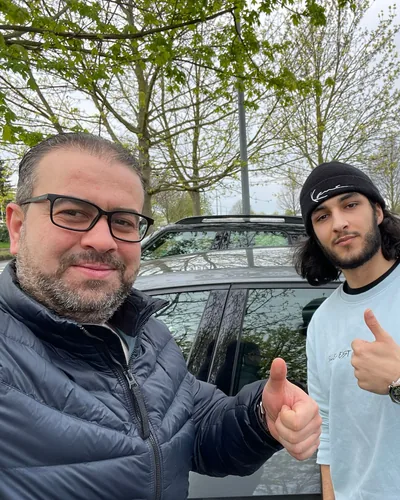 क्लास Fahrschule FAHRPLAN या Frankfurt का वह प्रशिक्षार्थी चालक जिसने अपना ड्राइविंग टेस्ट पास कर लिया है।