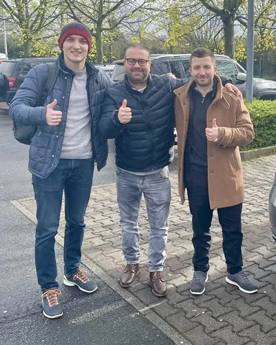 क्लास Fahrschule FAHRPLAN या Frankfurt का वह प्रशिक्षार्थी चालक जिसने अपना ड्राइविंग टेस्ट पास कर लिया है।
