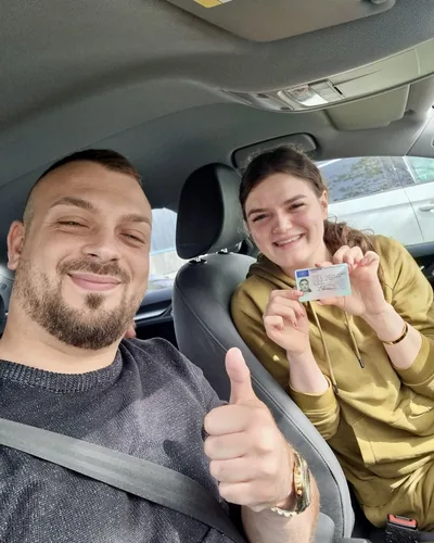 क्लास Fahrschule FAHRPLAN या Frankfurt का वह प्रशिक्षार्थी चालक जिसने अपना ड्राइविंग टेस्ट पास कर लिया है।