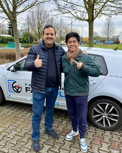 Fahrschülerin bzw. Fahrschüler der Fahrschule FAHRPLAN Frankfurt mit dem bestandenen Führerschein