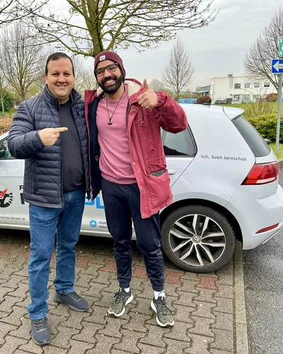 Fahrschülerin bzw. Fahrschüler der Fahrschule FAHRPLAN Frankfurt mit dem bestandenen Führerschein