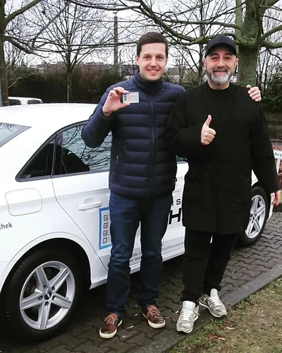 Fahrschülerin bzw. Fahrschüler der Fahrschule FAHRPLAN Frankfurt mit dem bestandenen Führerschein