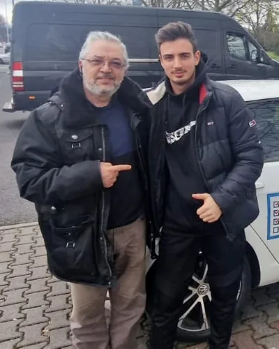 क्लास Fahrschule FAHRPLAN या Frankfurt का वह प्रशिक्षार्थी चालक जिसने अपना ड्राइविंग टेस्ट पास कर लिया है।