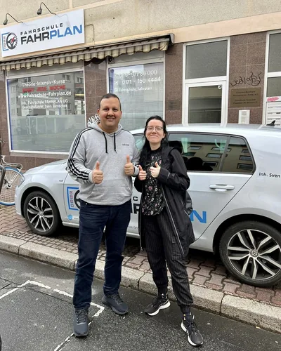 क्लास Fahrschule FAHRPLAN या Frankfurt का वह प्रशिक्षार्थी चालक जिसने अपना ड्राइविंग टेस्ट पास कर लिया है।