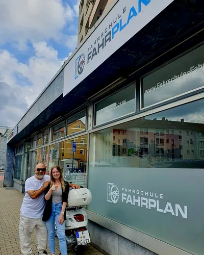 Fahrschülerin bzw. Fahrschüler der Fahrschule FAHRPLAN Frankfurt mit dem frisch bestandenen Führerschein