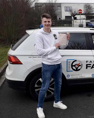 क्लास Fahrschule FAHRPLAN या Frankfurt का वह प्रशिक्षार्थी चालक जिसने अपना ड्राइविंग टेस्ट पास कर लिया है।
