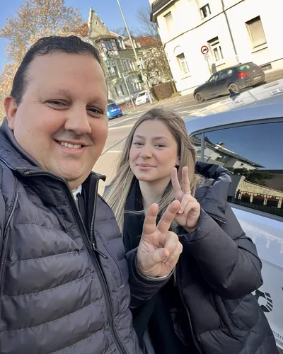 क्लास Fahrschule FAHRPLAN या Frankfurt का वह प्रशिक्षार्थी चालक जिसने अपना ड्राइविंग टेस्ट पास कर लिया है।