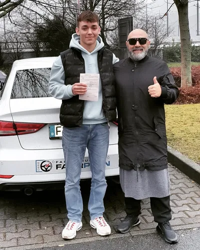 Fahrschülerin bzw. Fahrschüler der Fahrschule FAHRPLAN Frankfurt mit dem bestandenen Führerschein