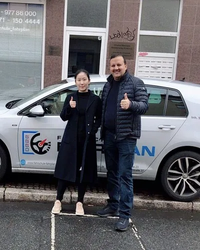 क्लास Fahrschule FAHRPLAN या Frankfurt का वह प्रशिक्षार्थी चालक जिसने अपना ड्राइविंग टेस्ट पास कर लिया है।