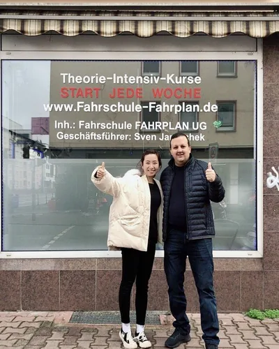 क्लास Fahrschule FAHRPLAN या Frankfurt का वह प्रशिक्षार्थी चालक जिसने अपना ड्राइविंग टेस्ट पास कर लिया है।