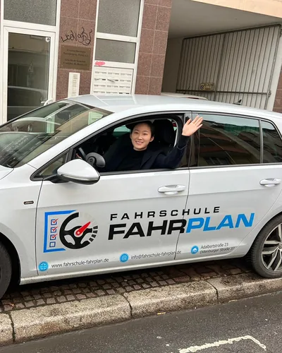क्लास Fahrschule FAHRPLAN या Frankfurt का वह प्रशिक्षार्थी चालक जिसने अपना ड्राइविंग टेस्ट पास कर लिया है।