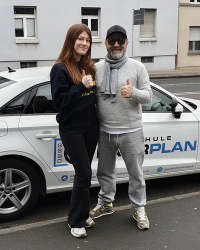 Fahrschülerin bzw. Fahrschüler der Fahrschule FAHRPLAN Frankfurt mit dem bestandenen Führerschein