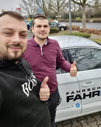 क्लास Fahrschule FAHRPLAN या Frankfurt का वह प्रशिक्षार्थी चालक जिसने अपना ड्राइविंग टेस्ट पास कर लिया है।