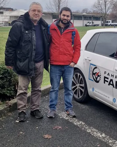 क्लास Fahrschule FAHRPLAN या Frankfurt का वह प्रशिक्षार्थी चालक जिसने अपना ड्राइविंग टेस्ट पास कर लिया है।