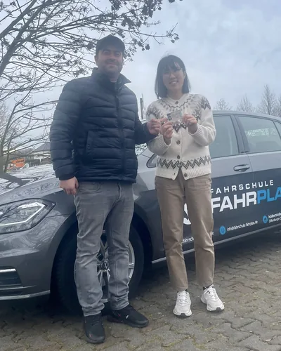 क्लास Fahrschule FAHRPLAN या Frankfurt का वह प्रशिक्षार्थी चालक जिसने अपना ड्राइविंग टेस्ट पास कर लिया है।