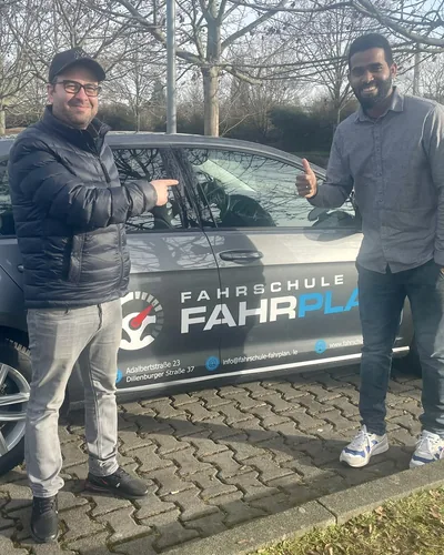 क्लास Fahrschule FAHRPLAN या Frankfurt का वह प्रशिक्षार्थी चालक जिसने अपना ड्राइविंग टेस्ट पास कर लिया है।