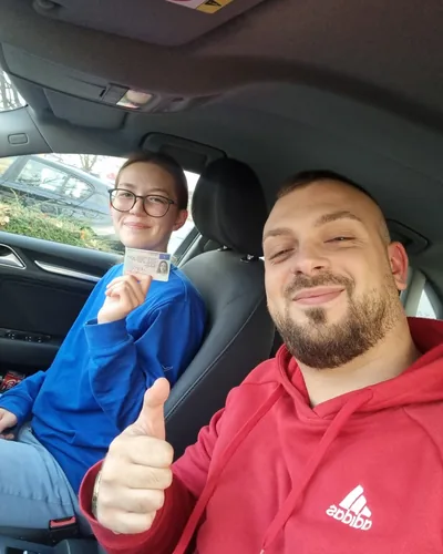 क्लास Fahrschule FAHRPLAN या Frankfurt का वह प्रशिक्षार्थी चालक जिसने अपना ड्राइविंग टेस्ट पास कर लिया है।