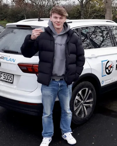 Fahrschülerin bzw. Fahrschüler der Fahrschule FAHRPLAN Frankfurt mit dem bestandenen Führerschein