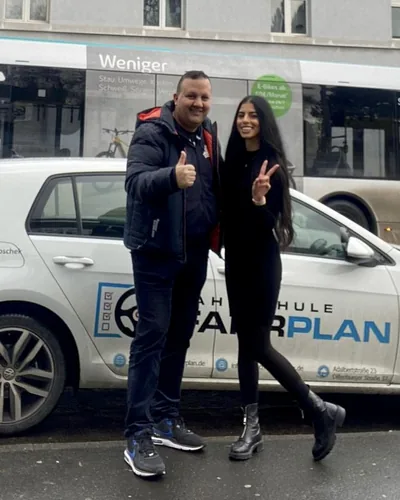 क्लास Fahrschule FAHRPLAN या Frankfurt का वह प्रशिक्षार्थी चालक जिसने अपना ड्राइविंग टेस्ट पास कर लिया है।