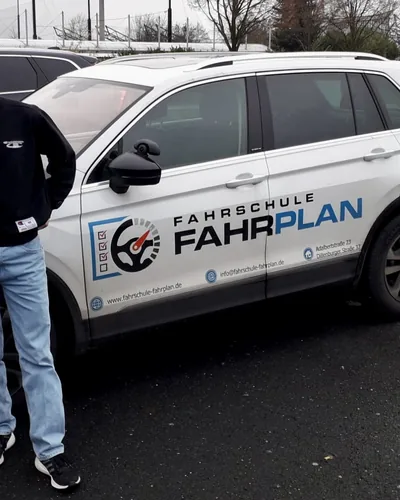 क्लास Fahrschule FAHRPLAN या Frankfurt का वह प्रशिक्षार्थी चालक जिसने अपना ड्राइविंग टेस्ट पास कर लिया है।