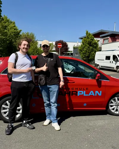 Fahrschule FAHRPLAN ve Frankfurt sınıflarından, ehliyet sınavını geçen sürücü adayı