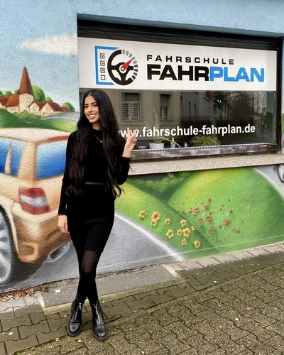 क्लास Fahrschule FAHRPLAN या Frankfurt का वह प्रशिक्षार्थी चालक जिसने अपना ड्राइविंग टेस्ट पास कर लिया है।