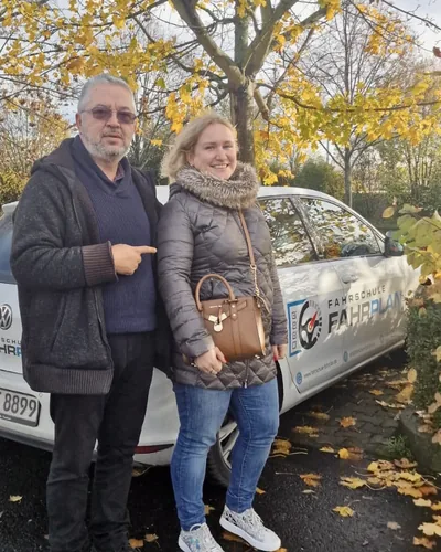 क्लास Fahrschule FAHRPLAN या Frankfurt का वह प्रशिक्षार्थी चालक जिसने अपना ड्राइविंग टेस्ट पास कर लिया है।