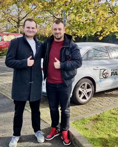 Fahrschülerin bzw. Fahrschüler der Fahrschule FAHRPLAN Frankfurt mit dem bestandenen Führerschein