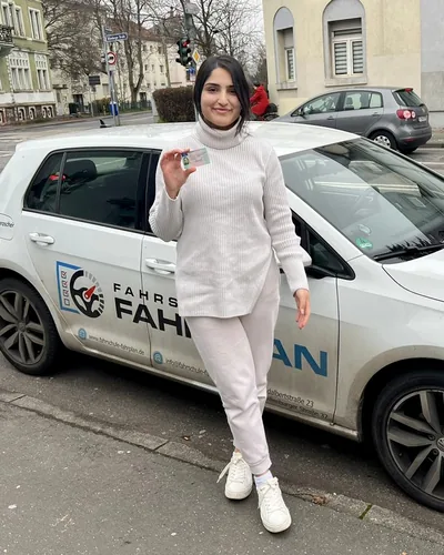क्लास Fahrschule FAHRPLAN या Frankfurt का वह प्रशिक्षार्थी चालक जिसने अपना ड्राइविंग टेस्ट पास कर लिया है।
