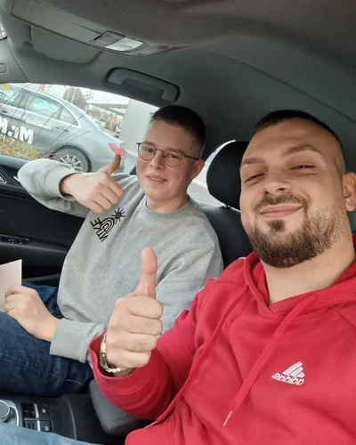 क्लास Fahrschule FAHRPLAN या Frankfurt का वह प्रशिक्षार्थी चालक जिसने अपना ड्राइविंग टेस्ट पास कर लिया है।