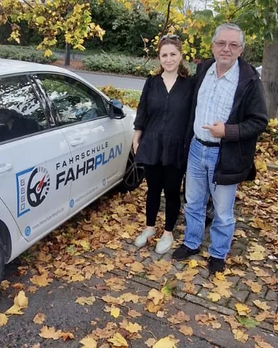 क्लास Fahrschule FAHRPLAN या Frankfurt का वह प्रशिक्षार्थी चालक जिसने अपना ड्राइविंग टेस्ट पास कर लिया है।