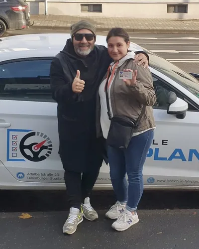 क्लास Fahrschule FAHRPLAN या Frankfurt का वह प्रशिक्षार्थी चालक जिसने अपना ड्राइविंग टेस्ट पास कर लिया है।