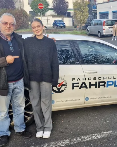 क्लास Fahrschule FAHRPLAN या Frankfurt का वह प्रशिक्षार्थी चालक जिसने अपना ड्राइविंग टेस्ट पास कर लिया है।