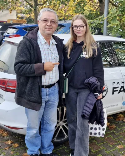 क्लास Fahrschule FAHRPLAN या Frankfurt का वह प्रशिक्षार्थी चालक जिसने अपना ड्राइविंग टेस्ट पास कर लिया है।