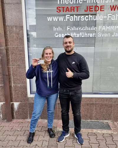 क्लास Fahrschule FAHRPLAN या Frankfurt का वह प्रशिक्षार्थी चालक जिसने अपना ड्राइविंग टेस्ट पास कर लिया है।
