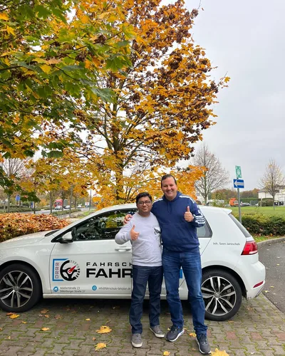 क्लास Fahrschule FAHRPLAN या Frankfurt का वह प्रशिक्षार्थी चालक जिसने अपना ड्राइविंग टेस्ट पास कर लिया है।