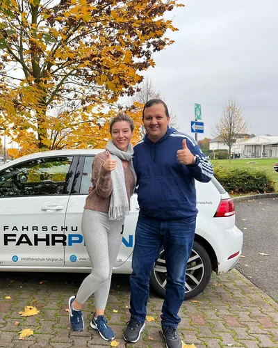 क्लास Fahrschule FAHRPLAN या Frankfurt का वह प्रशिक्षार्थी चालक जिसने अपना ड्राइविंग टेस्ट पास कर लिया है।