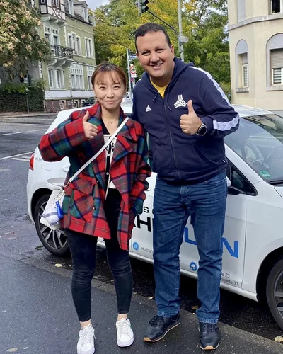 क्लास Fahrschule FAHRPLAN या Frankfurt का वह प्रशिक्षार्थी चालक जिसने अपना ड्राइविंग टेस्ट पास कर लिया है।