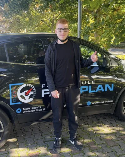 क्लास Fahrschule FAHRPLAN या Frankfurt का वह प्रशिक्षार्थी चालक जिसने अपना ड्राइविंग टेस्ट पास कर लिया है।