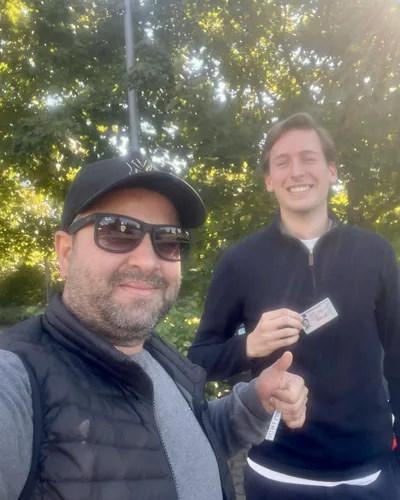 Fahrschülerin bzw. Fahrschüler der Fahrschule FAHRPLAN Frankfurt mit dem bestandenen Führerschein