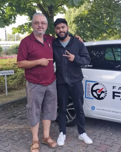 क्लास Fahrschule FAHRPLAN या Frankfurt का वह प्रशिक्षार्थी चालक जिसने अपना ड्राइविंग टेस्ट पास कर लिया है।