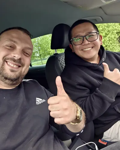 Fahrschule FAHRPLAN ve Frankfurt sınıflarından, ehliyet sınavını geçen sürücü adayı