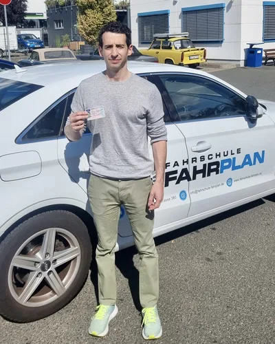 क्लास Fahrschule FAHRPLAN या Frankfurt का वह प्रशिक्षार्थी चालक जिसने अपना ड्राइविंग टेस्ट पास कर लिया है।