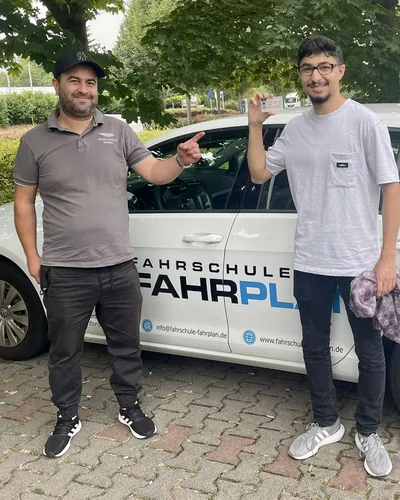 Fahrschülerin bzw. Fahrschüler der Fahrschule FAHRPLAN Frankfurt mit dem bestandenen Führerschein